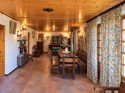 Un lungo tavolo in legno nella sala da pranzo, illuminata dalla luce del giorno