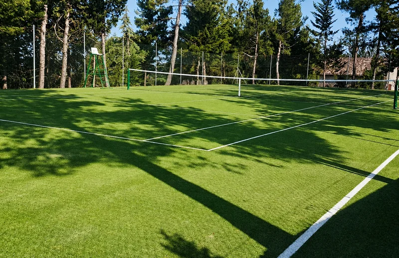 Il campo da tennis privato immerso tra gli alberi del parco